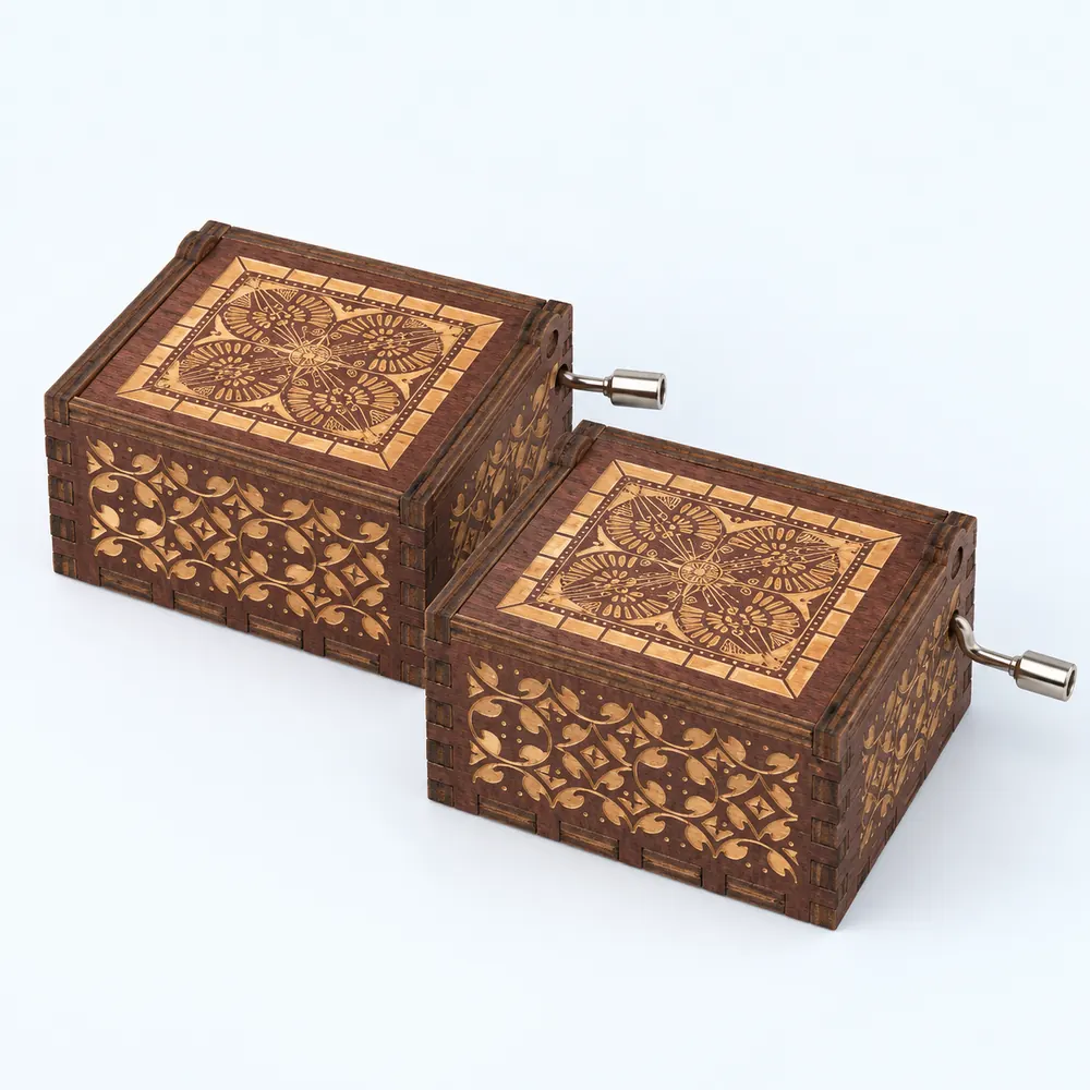 Deux boîtes à musique identiques en bois brun foncé, fermées, côte à côte